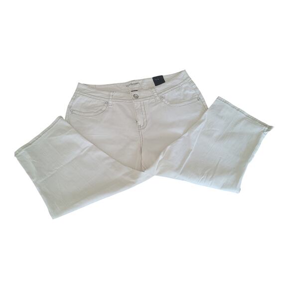 Lane Bryant Totally Cropped Jeans PLUS Size 16 White Embroidered Pockets NWT - Picture 3 of 14